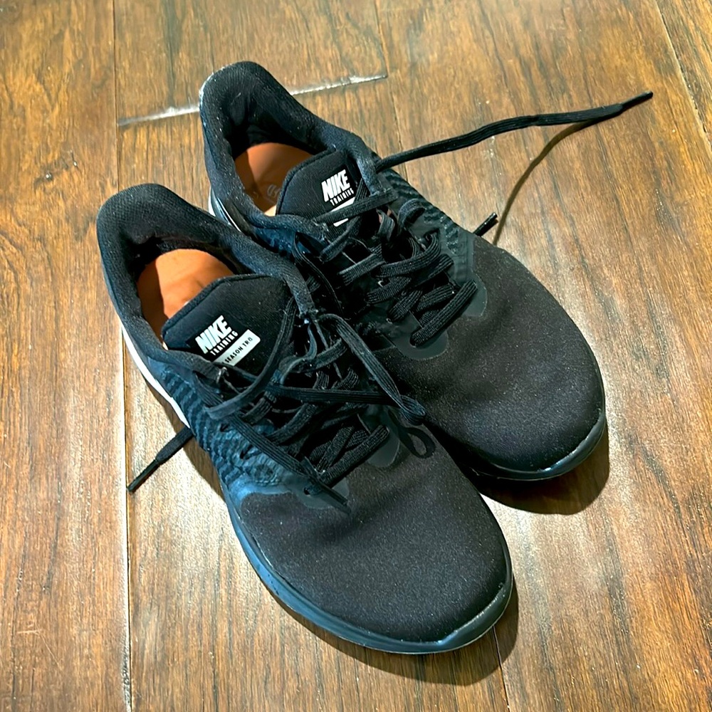 Nike in season tr8 black/white womens shoes size 6 child  youth 5